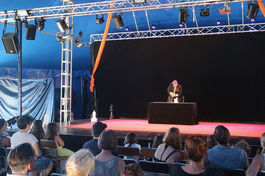 Entspannt verr&uuml;ckt - Barfu&szlig; mit Fl&uuml;geln, beim Zappelini Zelt hat man sich am Wochenende auf das gro&szlig;e Finale eingestimmt