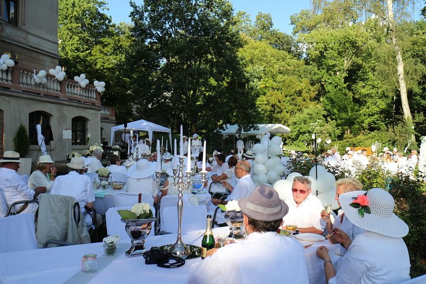Diner en blanc im Park Hohenrode