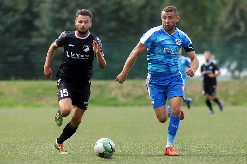 Kantersieg gegen Krieschow: Wacker-Kapit&auml;n Marcus Vopel im Sprintduell mit Florian Schmidt