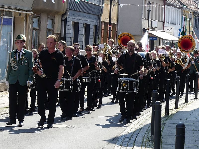Gro&szlig;er Umzug zum Ellricher Sch&uuml;tzenfest