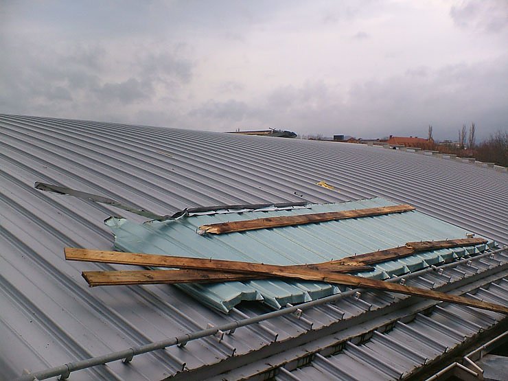 defektes Dach am Badehaus