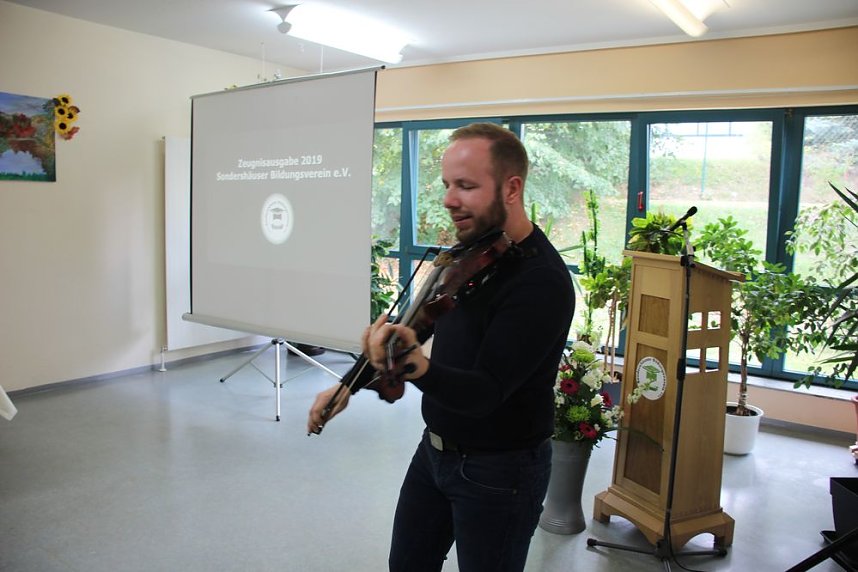 Zeugnis&uuml;bergabe bei Bildungsverein