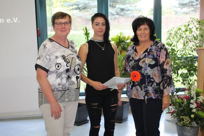 Zeugnis&uuml;bergabe bei Bildungsverein