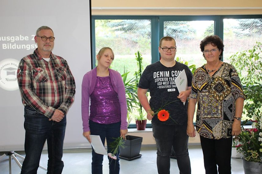 Zeugnis&uuml;bergabe bei Bildungsverein