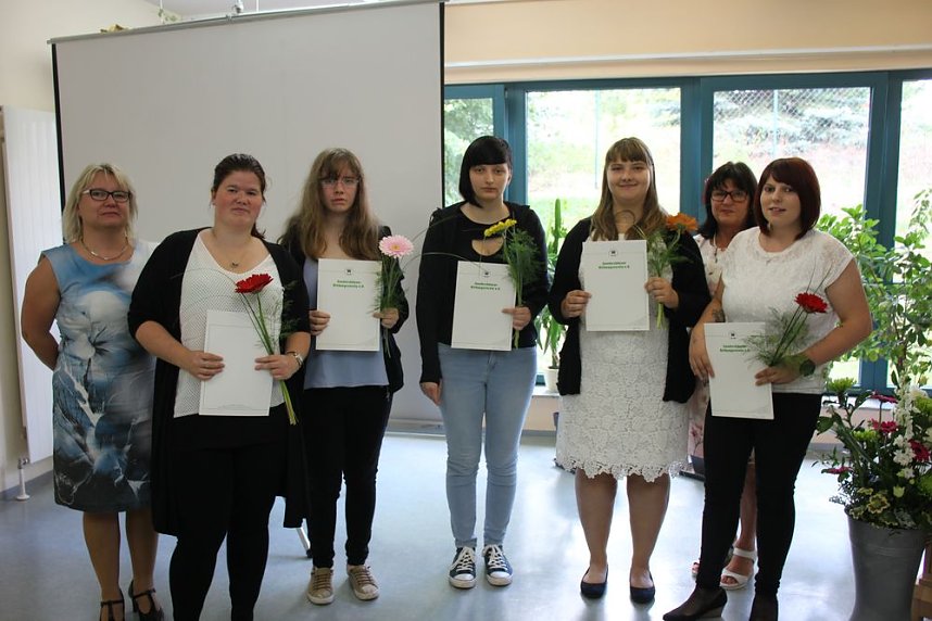 Zeugnis&uuml;bergabe bei Bildungsverein