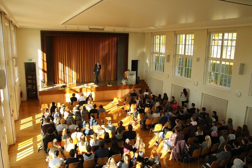 Neue Studierende begr&uuml;&szlig;t