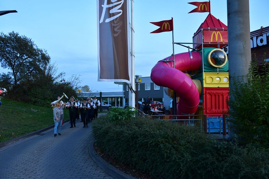 Mit der Kapelle durch den Mc-Drive