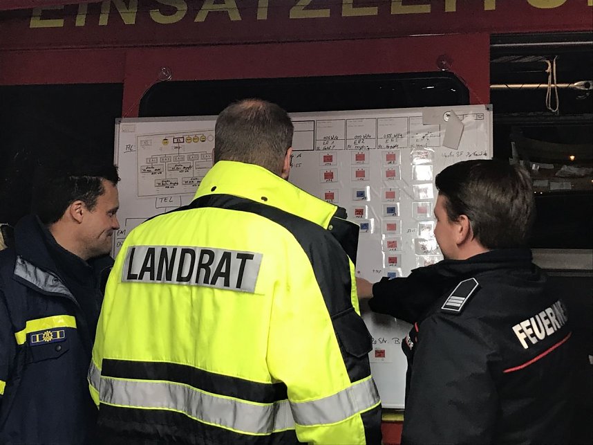 Landrat Matthias Jendricke bedankt sich bei allen Helfern