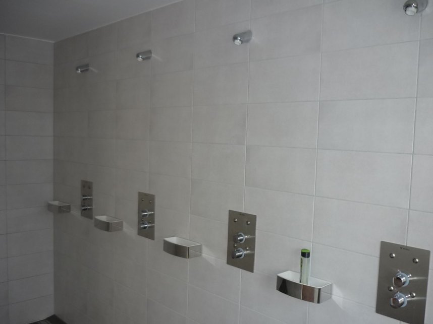 Der Sanit&auml;rtrakt der Sporthalle Werther wurde komplett saniert