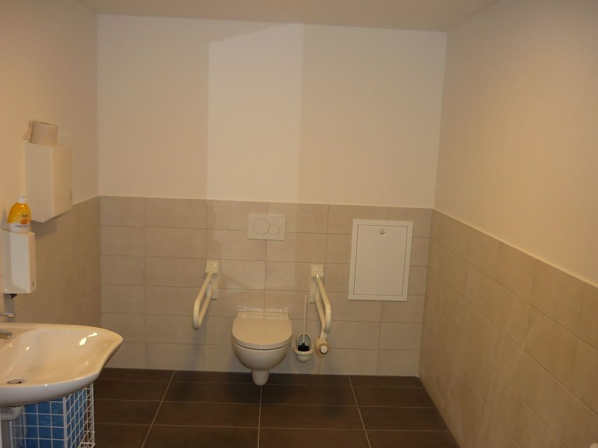 Der Sanit&auml;rtrakt der Sporthalle Werther wurde komplett saniert