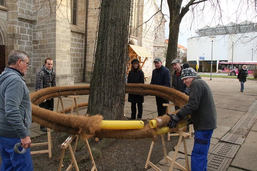Auf dem Blasiikirchplatz wurden heute die letzten Vorbereitungen f&uuml;r den Handwerkermarkt abgeschlossen