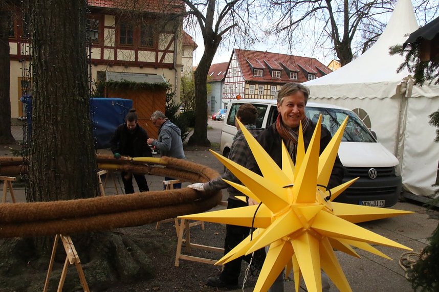 Auf dem Blasiikirchplatz wurden heute die letzten Vorbereitungen f&uuml;r den Handwerkermarkt abgeschlossen