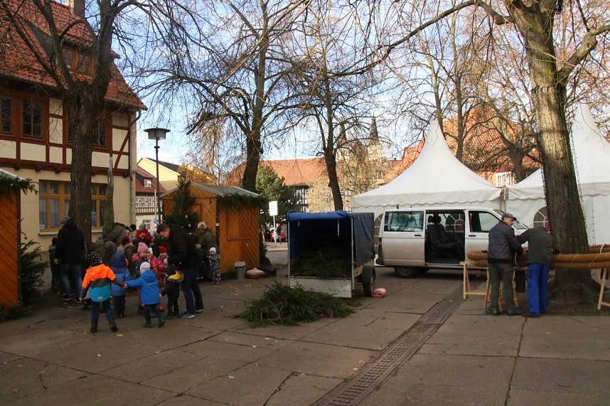 Auf dem Blasiikirchplatz wurden heute die letzten Vorbereitungen f&uuml;r den Handwerkermarkt abgeschlossen