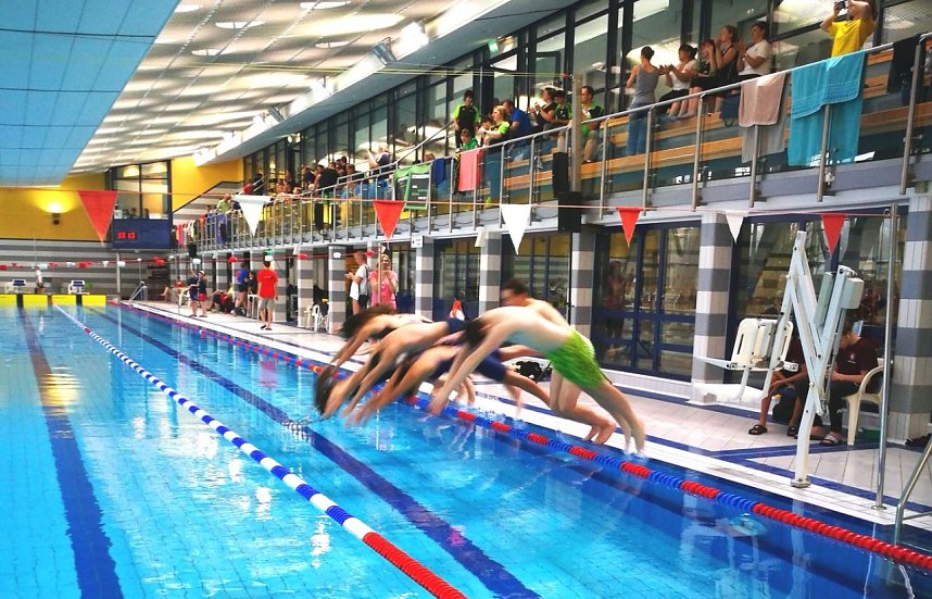 Die jungen Schwimmerinnen und Schwimmer des SVN beim Adventsschwimmen in Erfurt