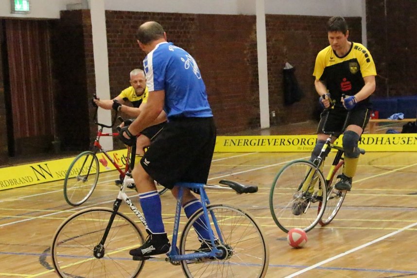 Auch der zweite Heimspieltag in der Radball-Oberliga der M&auml;nner in Nordhausen war f&uuml;r die gastgebende S&uuml;dharzgruppe mit Altstadt Nordhausen und den beiden Ilfelder Mannschaften nicht der erhoffte Befreiungsschlag.