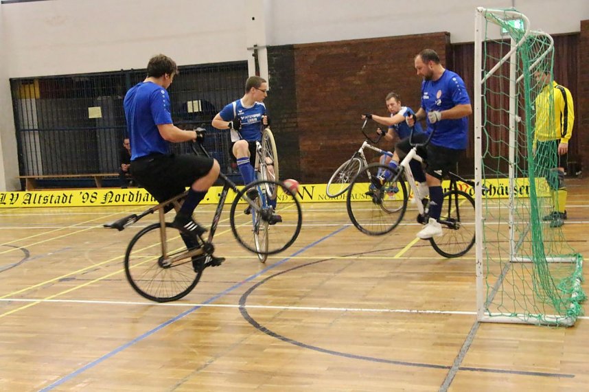 Auch der zweite Heimspieltag in der Radball-Oberliga der M&auml;nner in Nordhausen war f&uuml;r die gastgebende S&uuml;dharzgruppe mit Altstadt Nordhausen und den beiden Ilfelder Mannschaften nicht der erhoffte Befreiungsschlag.