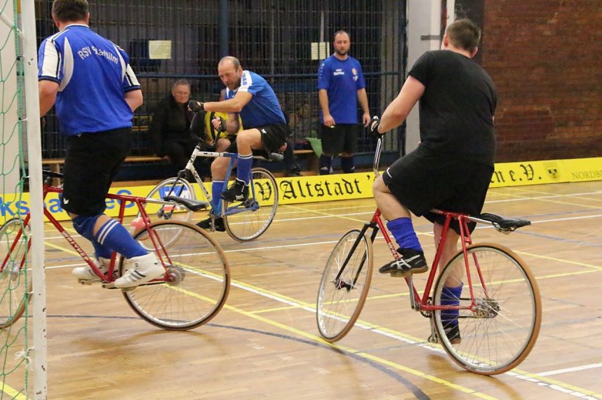 Auch der zweite Heimspieltag in der Radball-Oberliga der M&auml;nner in Nordhausen war f&uuml;r die gastgebende S&uuml;dharzgruppe mit Altstadt Nordhausen und den beiden Ilfelder Mannschaften nicht der erhoffte Befreiungsschlag.