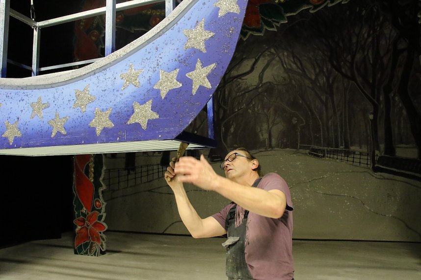 Morgen geht der Vorhang f&uuml;r den "Geist der Weihnacht" zum dritten mal auf, vorher braucht es aber noch ein paar Ausbesserungen am B&uuml;hnenbild