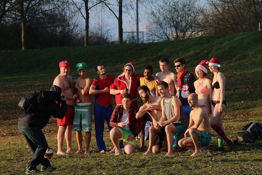 Eisbaden im Kiesschacht