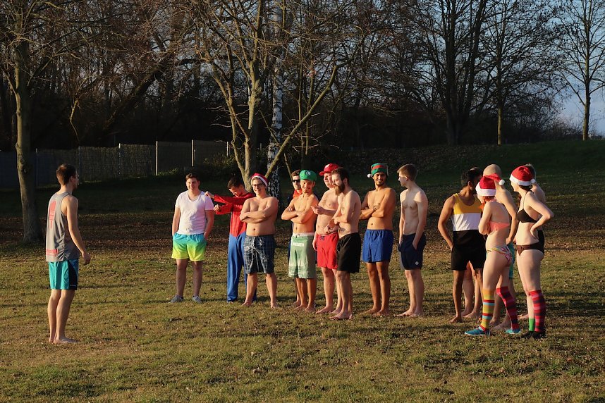 Eisbaden im Kiesschacht