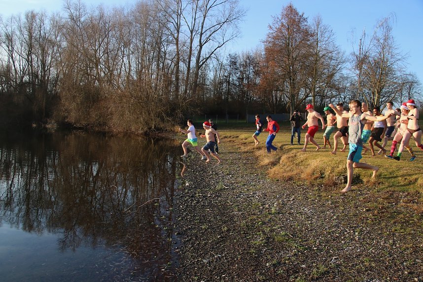 Eisbaden im Kiesschacht