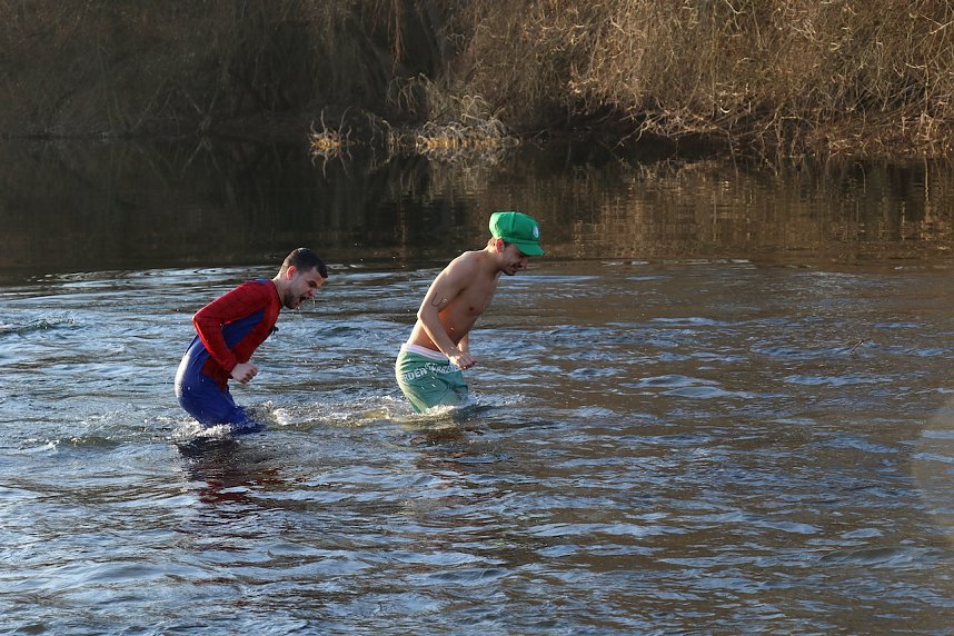 Eisbaden im Kiesschacht