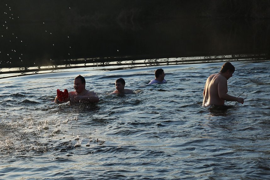 Eisbaden im Kiesschacht