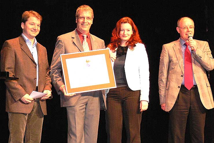 Martin Hoff von der Kulturstiftung &uuml;berreichte dem Theater Nordhausen eine Kulturaktie