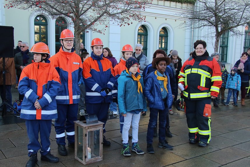 Friedenslicht &uuml;bergeben