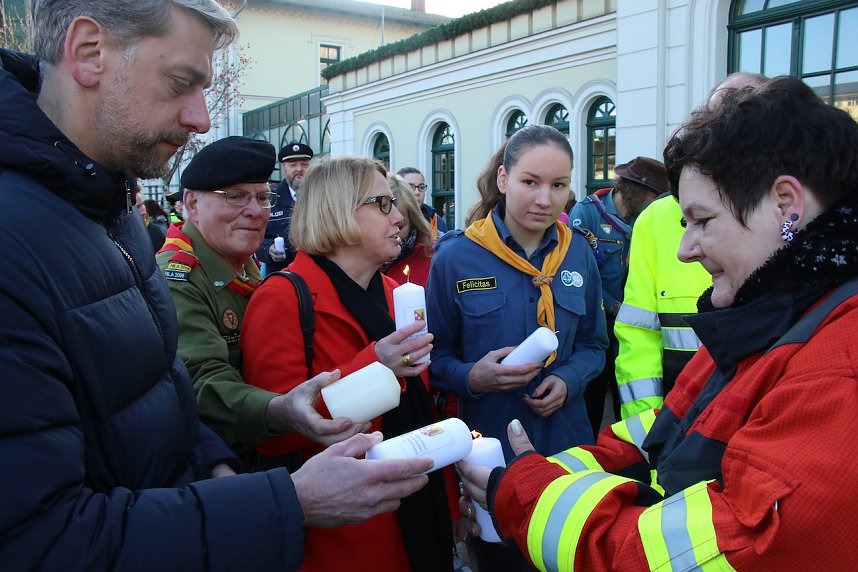 Friedenslicht &uuml;bergeben