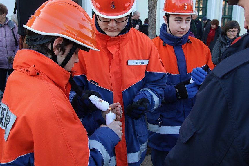 Friedenslicht &uuml;bergeben