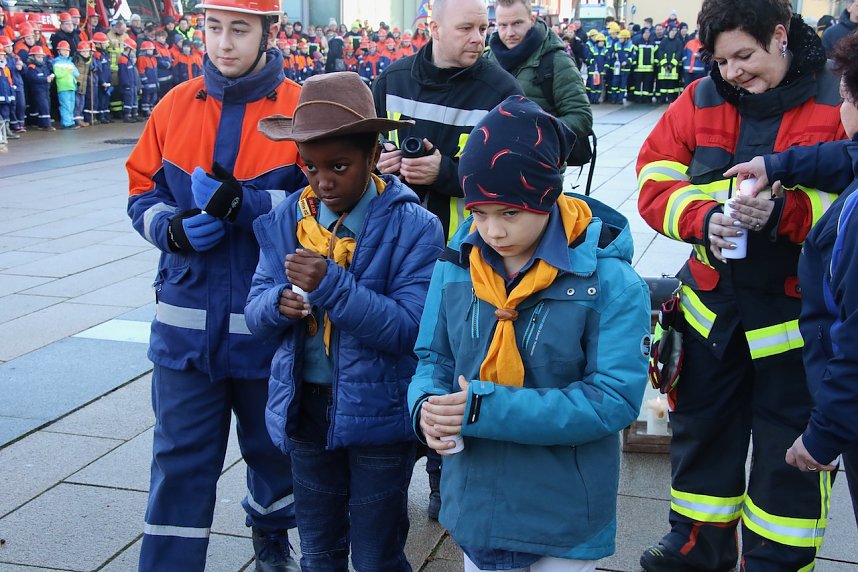 Friedenslicht &uuml;bergeben