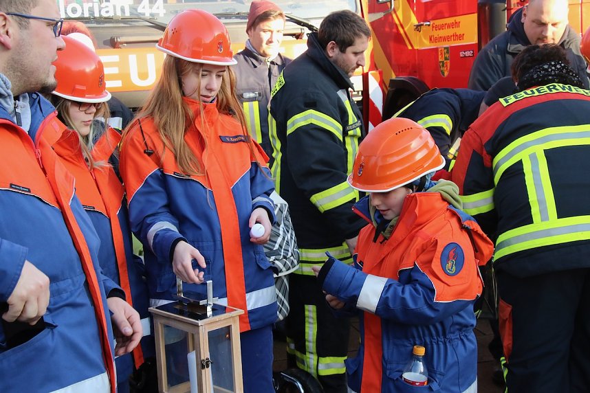 Friedenslicht &uuml;bergeben