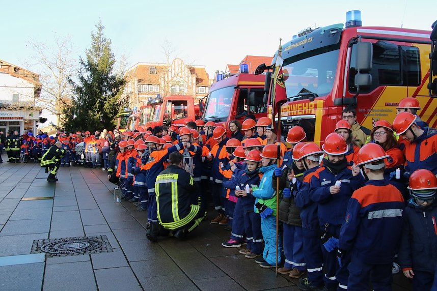 Friedenslicht &uuml;bergeben