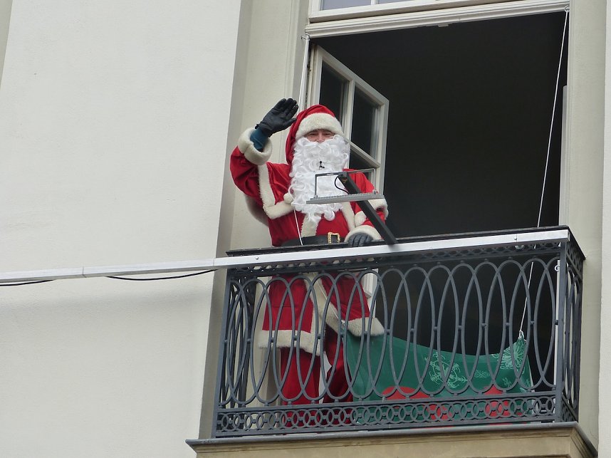 Hinter dem 24. Fenstert&uuml;rchen verbarg sich heute morgen der Weihnachtsmann h&ouml;chstpers&ouml;nlich