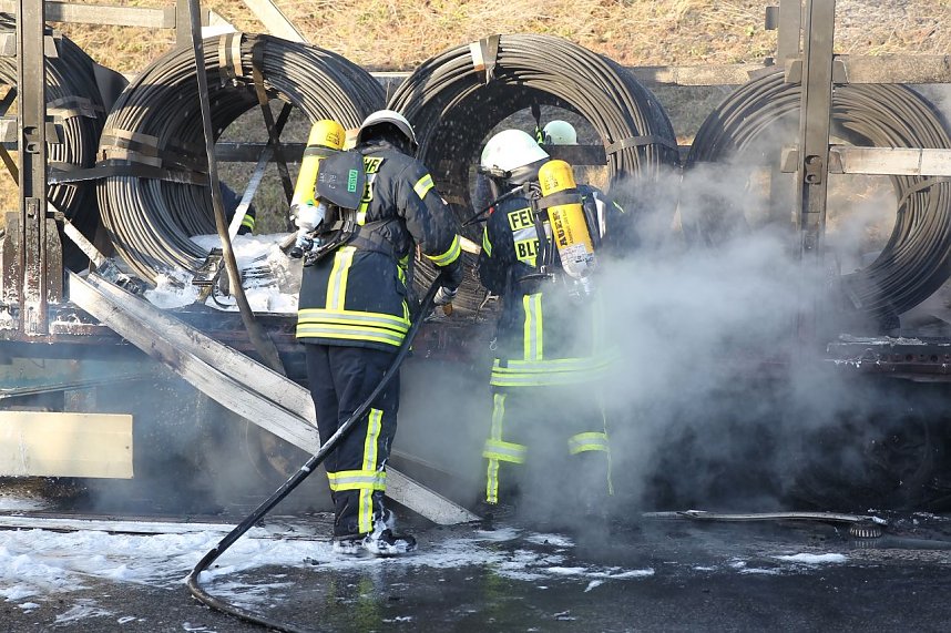 Lkw auf der A38 ausgebrannt