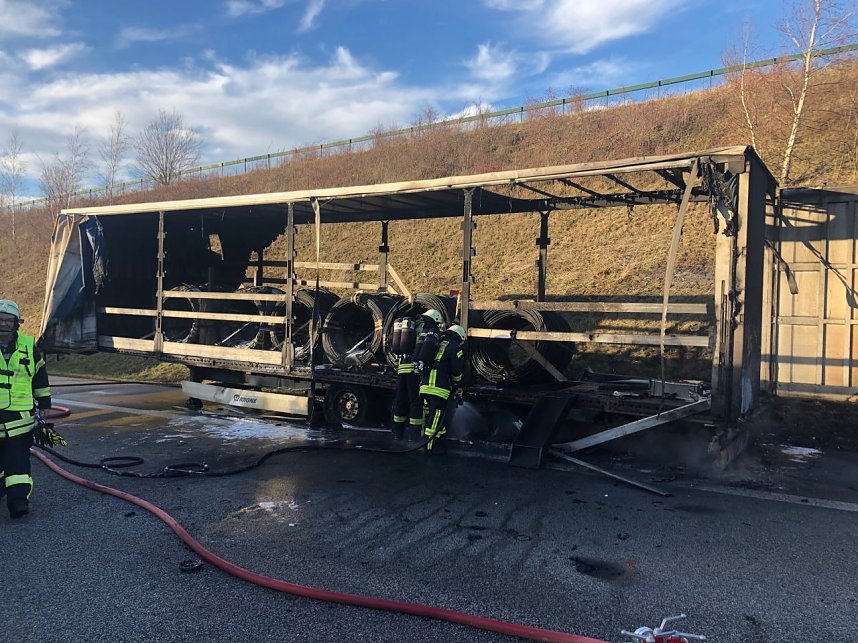 Lkw auf der A38 ausgebrannt