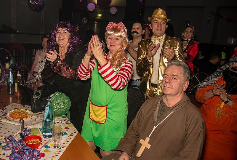 Salzaer N&auml;rrinnen und Narren feierten im Jugendclubhaus