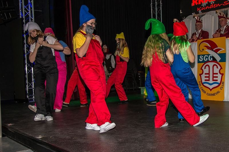 Salzaer N&auml;rrinnen und Narren feierten im Jugendclubhaus