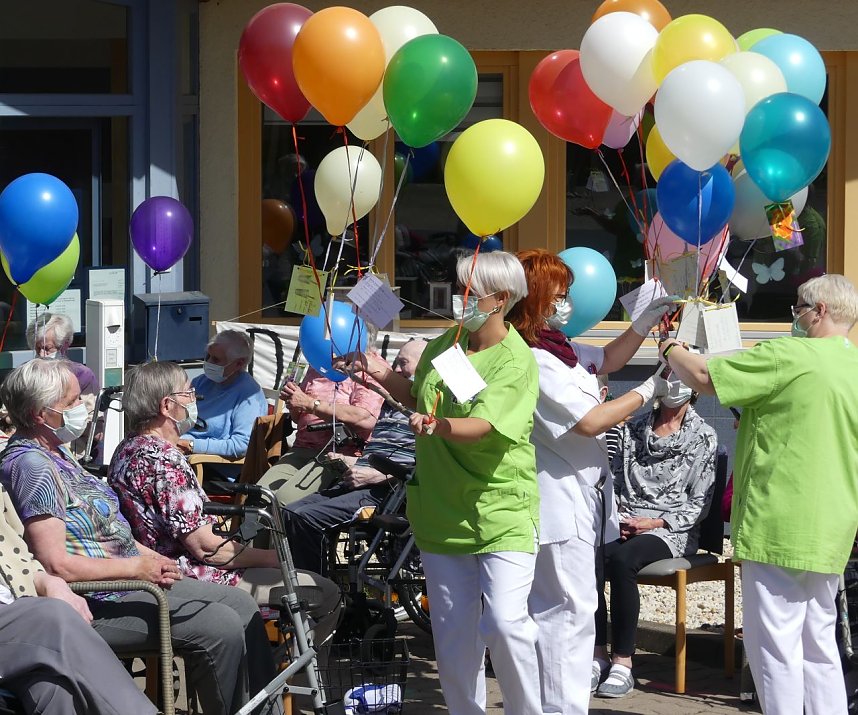 Schick dein Gebet zum Himmel � fr&ouml;hliche Luftballon-Aktion