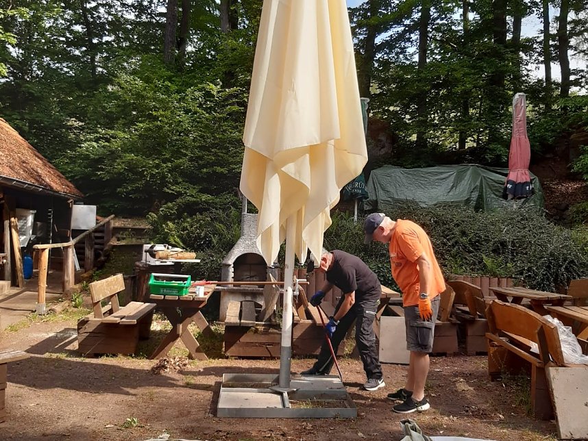 Schirmbespannung auf dem Neust&auml;dter Grillplatz