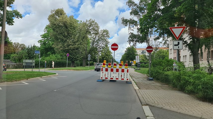 Aus Richtung Riemannstra&szlig;e darf nicht in die Kreuzung eingefahren werden