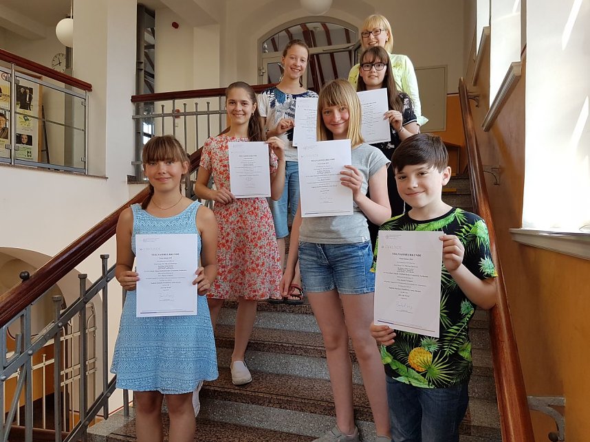  Sprachtalente mit Umweltbewusstsein: Mia D&ouml;ring, Elisabeth Krebs, Johanna Ibe, Pauline Herzberg, Agnesa Muciqi, Emil Wabersich und Lehrerin Bianca Tschakert