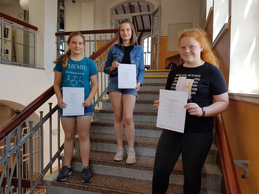      Paula Kaltwasser, Charlotte Jordan (7/3), Greta Neumeyer verglichen Schule und Lernen um 1900 mit dem heutigen  