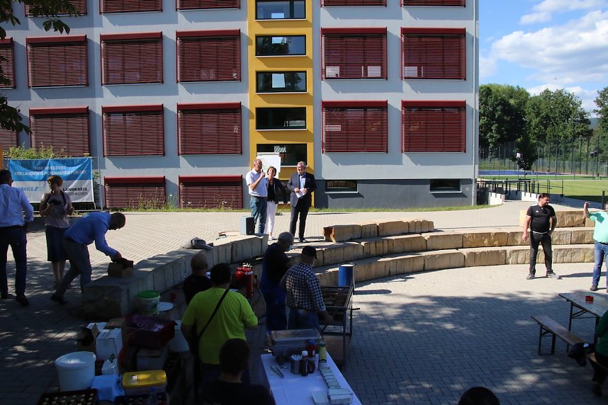 Spatenstich mit Bagger: Landrat Matthias Jendricke l&auml;utete gestern Nachmittag den letzten Bauabschnitt am Schulhof der Ellricher Oberschule ein
