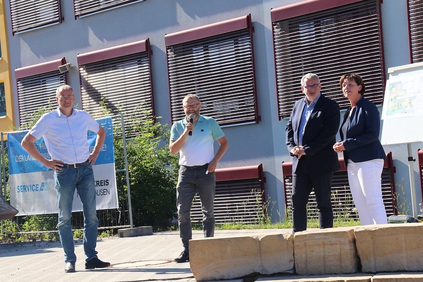 Spatenstich mit Bagger: Landrat Matthias Jendricke l&auml;utete gestern Nachmittag den letzten Bauabschnitt am Schulhof der Ellricher Oberschule ein