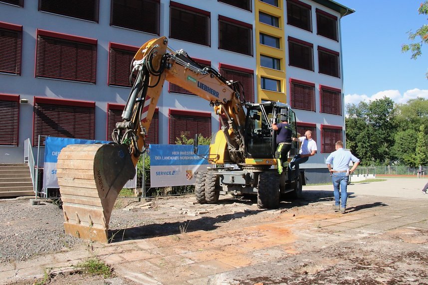Spatenstich mit Bagger: Landrat Matthias Jendricke l&auml;utete gestern Nachmittag den letzten Bauabschnitt am Schulhof der Ellricher Oberschule ein
