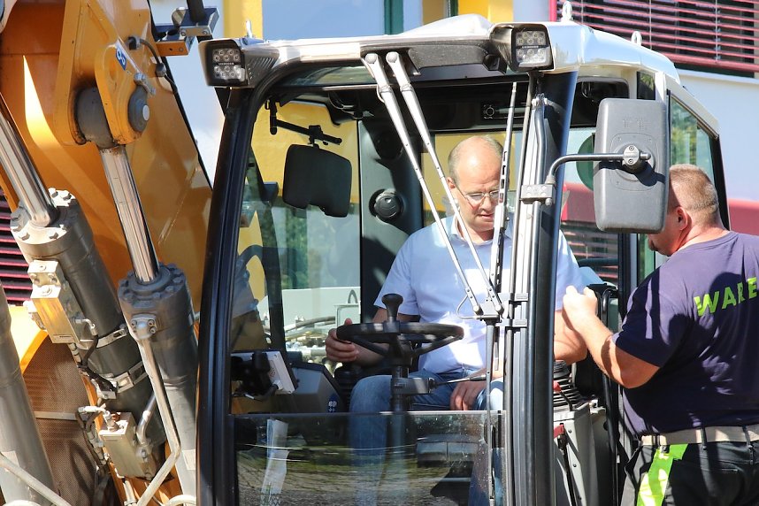 Spatenstich mit Bagger: Landrat Matthias Jendricke l&auml;utete gestern Nachmittag den letzten Bauabschnitt am Schulhof der Ellricher Oberschule ein
