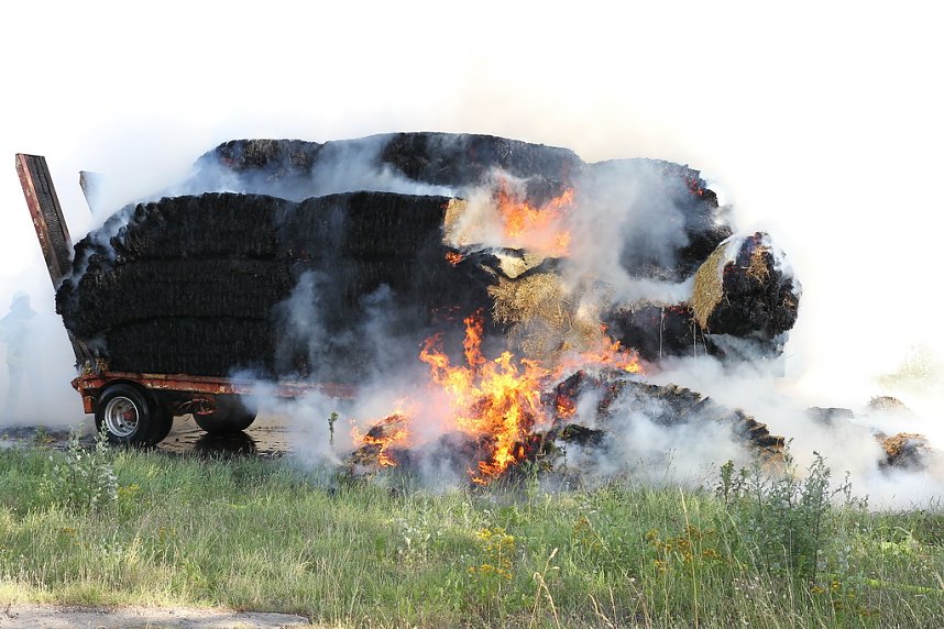 Ein Strohfeuer auf der Landstra&szlig;e