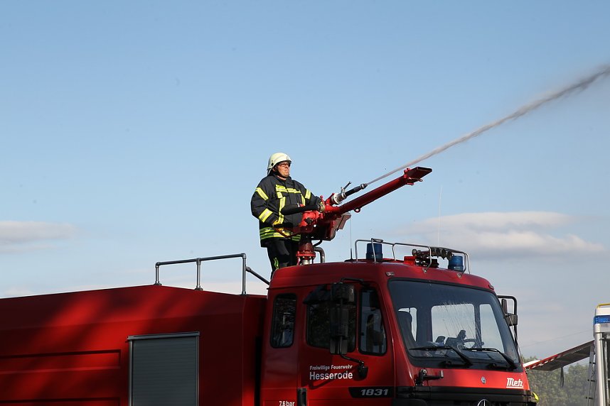 Ein Strohfeuer auf der Landstra&szlig;e